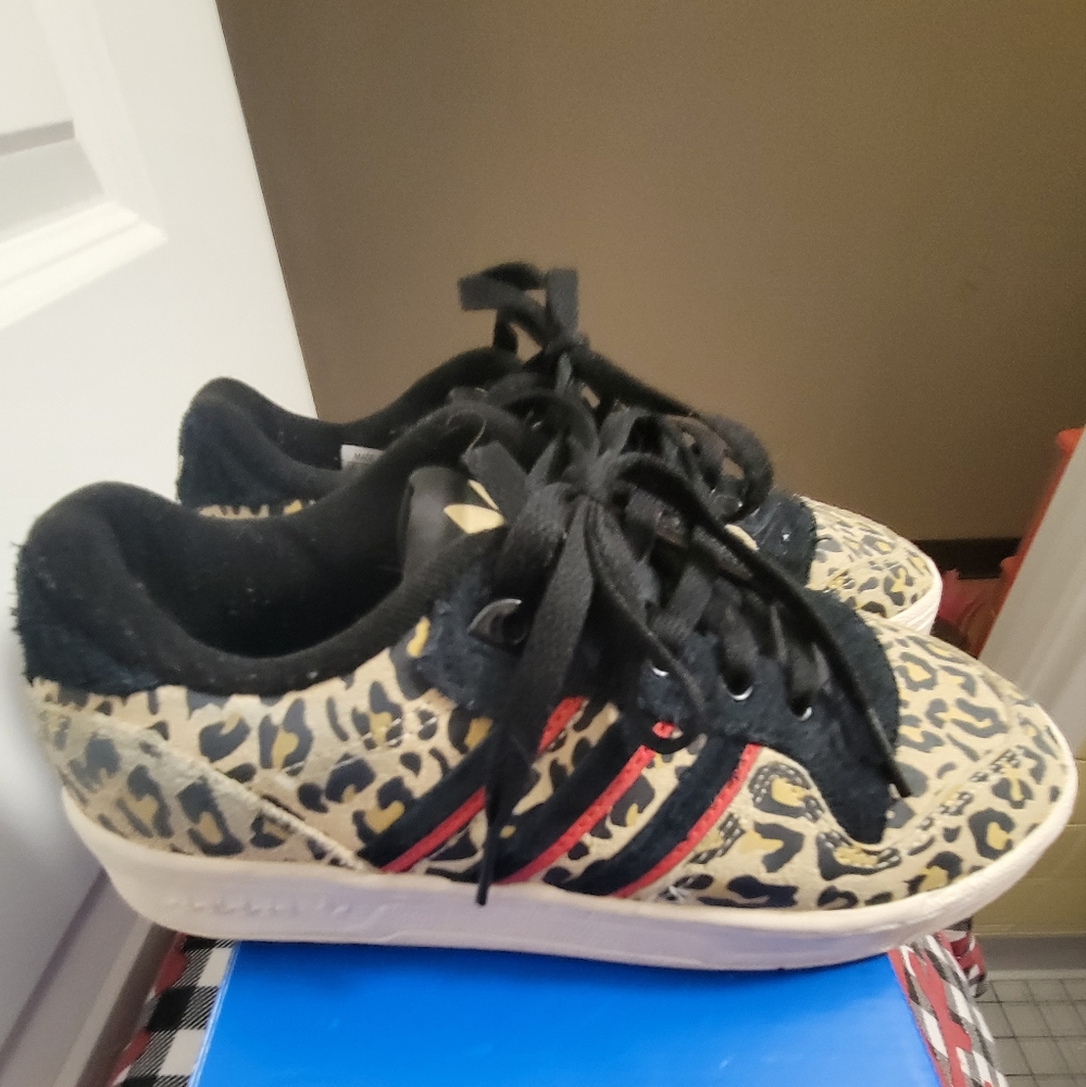 Woman's Fashion Leopard Print Low Top Sneakers  SIZE  6